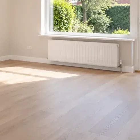 Plint en vloer, strak en schoon.